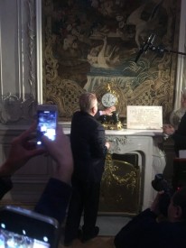 This Winter Palace clock was stopped 100yrs ago when Bolsheviks seized power.Yesterday @State_Hermitage director Piotrovsky star